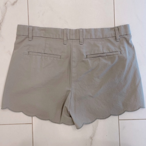 Gray, EUC GAP scalloped legs summer shorts, size 2R - Picture 3 of 3